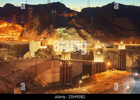 Hoover Dam auf dem Colorado River gebietsübergreifende Nevada und Arizona in der Abenddämmerung. Stockfoto