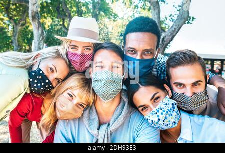 Multirassische milenial Freunde nehmen Selfie mit geschlossenen Gesichtsmasken während Covid zweite Welle Ausbruch - Neue normale Lifestyle-Konzept Stockfoto