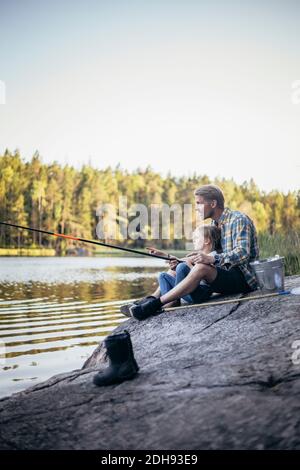 Vater und Tochter Angeln am See während des Wochenendes Stockfoto