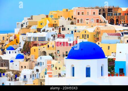 Oia Kirche und Haus in Santorini, Griechenland Stockfoto