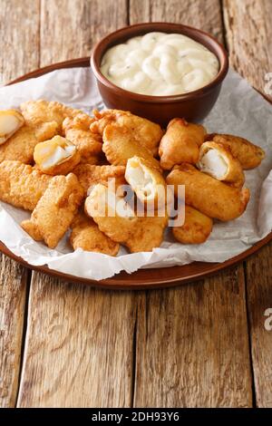 Dutch Kibbeling tief gebratenen Fisch Stücke mit Remoulade Sauce Nahaufnahme in den Teller auf dem Tisch. Vertikal Stockfoto