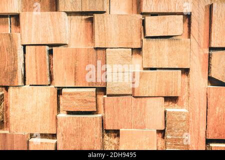 Verwitterte stoned Holz Hintergrund und alternative Baumaterial - Holz Blöcke strukturierte Steinmauer Panel auf Mode-Design - Zimmerei Konzept Stockfoto