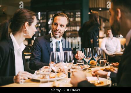 Geschäftskollegen sprechen beim Mittagessen im Restaurant Stockfoto