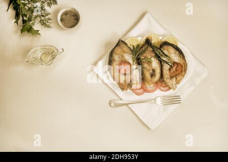 Gebratener Fischkarpfen auf dem Tisch auf einem Teller Stockfoto