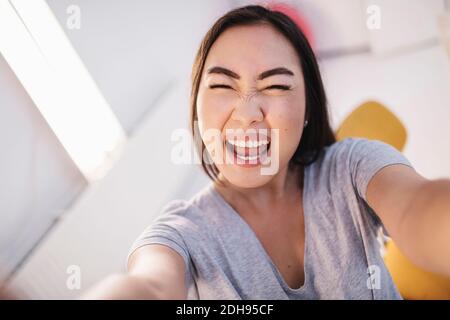 Portrait einer fröhlichen Bloggerin im Büro Stockfoto