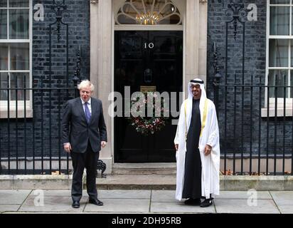 London, Großbritannien. November 2020. Premierminister Boris Johnson trifft Scheich Mohammed bin Zayed Al Nahyan in der Downing Street 10. Sheik Mohammed, bekannt durch seine Initialen MBZ, ist der Kronprinz des Emirats Abu Dhabi und stellvertretender Oberbefehlshaber der Streitkräfte der Vereinigten Arabischen Emirate. Kredit: Mark Thomas/Alamy Live Nachrichten Stockfoto