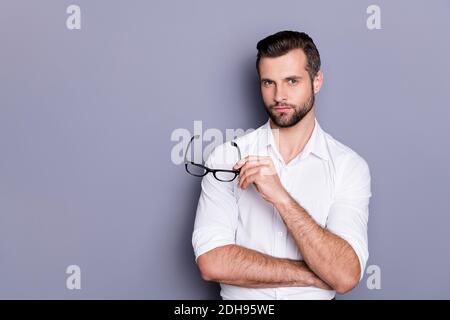 Porträt seiner er schön attraktiv virile serious content brunet Guy Corporate Manager Mitarbeiter IT-Experte Geek Hai hält in Handspecs isoliert Stockfoto