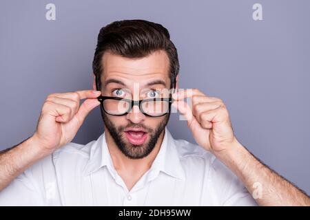 Nahaufnahme Porträt seiner er schön attraktiv erfolgreich funky gewundert Stauned Mann Mitarbeiter berühren Spezifikationen Erstaunen Ausdruck isoliert über grau Stockfoto