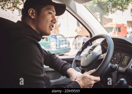 Anlieferer fährt LKW Stockfoto