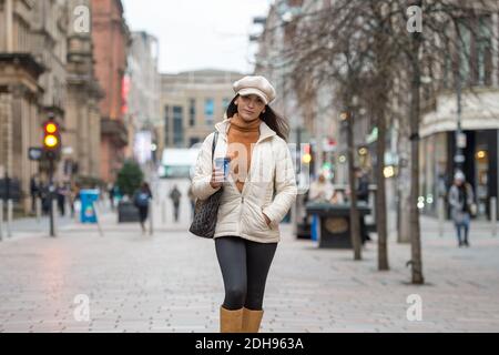 Glasgow, Schottland, Großbritannien. Dezember 2020. Im Bild: Italienisches Model, Mariana Carolina posiert in der Straße, die ihren Stil in Glasgows Stil Mile, Buchanan Street, zeigt. Sie wird unterwegs gesehen, wie sie einen frisch gebrühten Greggs Kaffee schlürft und die Kamera auf der Straße arbeitet. Heute ist der letzte Tag, bevor die Stadt aus der Phase 4 Coronavirus (COVID19) Sperre und die Einzelhandelsgeschäfte sind in der Lage, wieder zu öffnen. Quelle: Colin Fisher/Alamy Live News Stockfoto