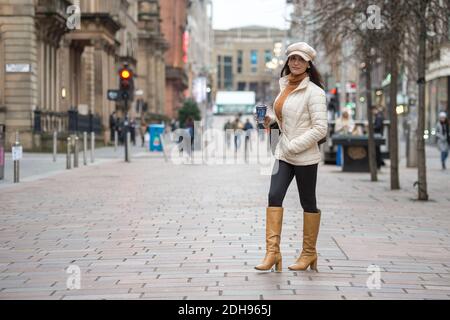 Glasgow, Schottland, Großbritannien. Dezember 2020. Im Bild: Italienisches Model, Mariana Carolina posiert in der Straße, die ihren Stil in Glasgows Stil Mile, Buchanan Street, zeigt. Sie wird unterwegs gesehen, wie sie einen frisch gebrühten Greggs Kaffee schlürft und die Kamera auf der Straße arbeitet. Heute ist der letzte Tag, bevor die Stadt aus der Phase 4 Coronavirus (COVID19) Sperre und die Einzelhandelsgeschäfte sind in der Lage, wieder zu öffnen. Quelle: Colin Fisher/Alamy Live News Stockfoto
