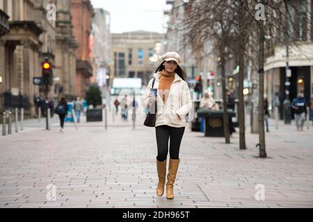 Glasgow, Schottland, Großbritannien. Dezember 2020. Im Bild: Italienisches Model, Mariana Carolina posiert in der Straße, die ihren Stil in Glasgows Stil Mile, Buchanan Street, zeigt. Sie wird unterwegs gesehen, wie sie einen frisch gebrühten Greggs Kaffee schlürft und die Kamera auf der Straße arbeitet. Heute ist der letzte Tag, bevor die Stadt aus der Phase 4 Coronavirus (COVID19) Sperre und die Einzelhandelsgeschäfte sind in der Lage, wieder zu öffnen. Quelle: Colin Fisher/Alamy Live News Stockfoto