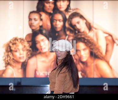 Glasgow, Schottland, Großbritannien. Dezember 2020. Im Bild: Italienisches Model, Mariana Carolina posiert in der Straße, die ihren Stil in Glasgows Stil Mile, Buchanan Street, zeigt. Sie wird unterwegs gesehen, wie sie einen frisch gebrühten Greggs Kaffee schlürft und die Kamera auf der Straße arbeitet. Heute ist der letzte Tag, bevor die Stadt aus der Phase 4 Coronavirus (COVID19) Sperre und die Einzelhandelsgeschäfte sind in der Lage, wieder zu öffnen. Quelle: Colin Fisher/Alamy Live News Stockfoto