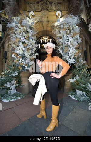 Glasgow, Schottland, Großbritannien. Dezember 2020. Im Bild: Italienisches Model, Mariana Carolina posiert in der Straße, die ihren Stil in Glasgows Stil Mile, Buchanan Street, zeigt. Sie wird unterwegs gesehen, wie sie einen frisch gebrühten Greggs Kaffee schlürft und die Kamera auf der Straße arbeitet. Heute ist der letzte Tag, bevor die Stadt aus der Phase 4 Coronavirus (COVID19) Sperre und die Einzelhandelsgeschäfte sind in der Lage, wieder zu öffnen. Quelle: Colin Fisher/Alamy Live News Stockfoto