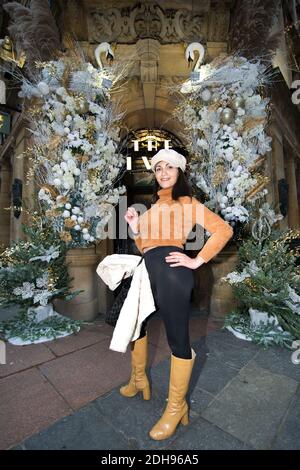 Glasgow, Schottland, Großbritannien. Dezember 2020. Im Bild: Italienisches Model, Mariana Carolina posiert in der Straße, die ihren Stil in Glasgows Stil Mile, Buchanan Street, zeigt. Sie wird unterwegs gesehen, wie sie einen frisch gebrühten Greggs Kaffee schlürft und die Kamera auf der Straße arbeitet. Heute ist der letzte Tag, bevor die Stadt aus der Phase 4 Coronavirus (COVID19) Sperre und die Einzelhandelsgeschäfte sind in der Lage, wieder zu öffnen. Quelle: Colin Fisher/Alamy Live News Stockfoto