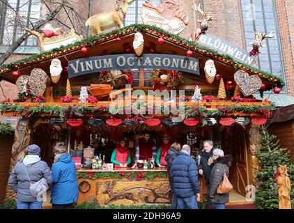 HANNOVER, 1. DEZEMBER: Kunden genießen Getränke auf dem Weihnachtsmarkt. Dezember 1,2018 in Hannover, Deutschland. Stockfoto