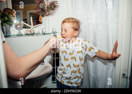 Zähneputzen im Bad Boy Stockfoto