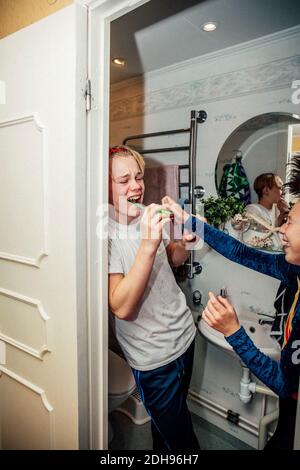 Verspielt Junge Zähneputzen im Badezimmer Stockfoto