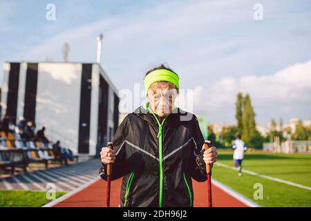 Aktive Rest der älteren Thema. Sport und Gesundheit im Ruhestand. Kaukasische sehr alte Frau mit tiefen Falten beim Nordic Walk Stockfoto