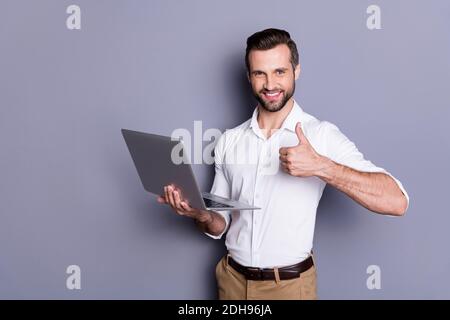 Positive Manager Vermarkter Mann zu Hause bleiben covid-19 Quarantäne Arbeit Laptop Genießen Sie einfache Partnerschaft Online-Kommunikation zeigen Daumen hoch Zeichen tragen Hose Stockfoto