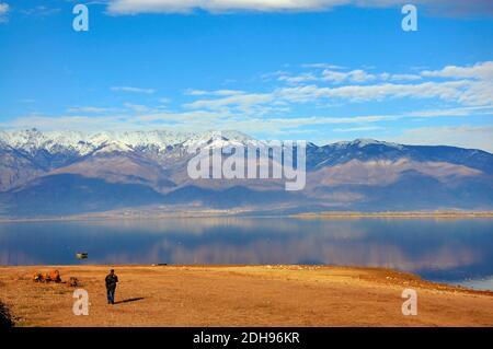 Blick auf Kerkini See, ein künstlicher Stausee in Nordgriechenland, etwa 20km von der griechisch-bulgarischen Grenze entfernt. Der See beherbergt eine wesentliche Hydro-bi Stockfoto