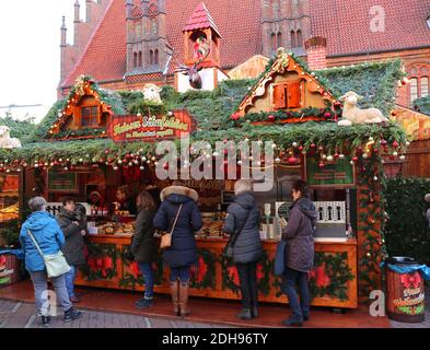 HANNOVER, 1. DEZEMBER: Kunden kaufen warmes Käse-Sandwich auf dem Weihnachtsmarkt. Dezember 1,2018 in Hannover, Deutschland. Stockfoto