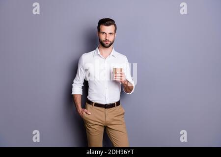Portrait von seinem schönen attraktiven Inhalt erfolgreichen männlichen Mann executive Economist Bankier genießen Cacao Espresso isoliert über grau trinken Stockfoto