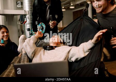 Glückliche Geschäftsleute und Geschäftsfrauen arbeiten im Büro Stockfoto