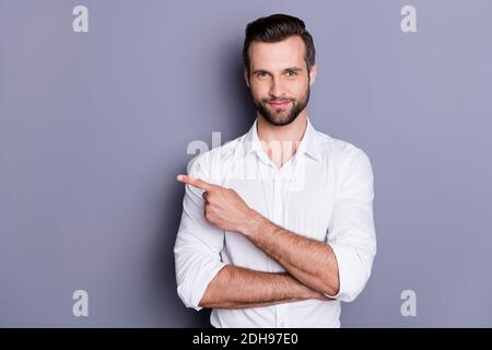 Porträt des positiven fröhlichen Mann Investor Rechtsanwalt Chef Punkt Index Finger copyspace empfehlen ausgezeichnete Anzeigen Förderung tragen weißes Hemd isoliert Stockfoto