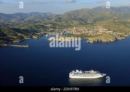 Pyrenees-Orientales (östliche Pyrenäen, Südfrankreich): Luftaufnahme des Kreuzfahrtschiffes Sirena der Reederei Oceania Cruises, verankert i Stockfoto