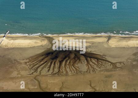 Leucate (Südfrankreich): Luftaufnahme der 'Blume' von La Franqui, erstaunliches Phänomen, das auf dem Sand durch Wasserabfluss geschaffen wurde. Stockfoto