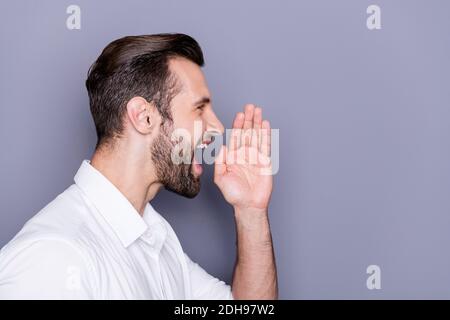 Profil Seite Foto energetische Mann ceo Investor halten Hand Lippen Teilen unglaubliche Werbung Geheimnis schreien Copyspace tragen Stil stilvoll trendy Weiß Stockfoto