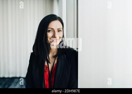 Porträt einer lächelnden selbstbewussten Geschäftsfrau im Büro Stockfoto