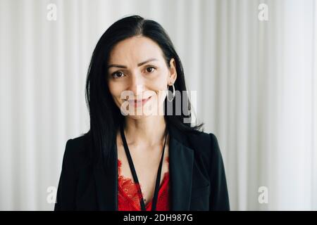 Porträt von lächelnden Geschäftsfrau im Büro stehen Stockfoto