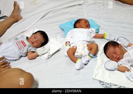 Manila, Philippinen. Dezember 2020. Babys liegen auf einem Bett in der Neugeborenenstation des Jose Fabella Krankenhauses, auch bekannt als die "Babyfabrik". Dies ist eine der am meisten frequentierten Entbindungsstationen der Welt, die aufgrund der Corona-Pandemie bereits eine noch höhere Geburtenrate hat. Quelle: Alejandro Ernesto/DPA/Alamy Live News Stockfoto