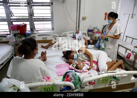 Manila, Philippinen. Dezember 2020. Mütter sitzen und liegen mit ihren Babys auf der Neugeborenenstation des Jose Fabella Krankenhauses, auch bekannt als "Babyfabrik". Dies ist eine der am meisten frequentierten Entbindungsstationen der Welt, die aufgrund der Corona-Pandemie bereits eine noch höhere Geburtenrate hat. Quelle: Alejandro Ernesto/DPA/Alamy Live News Stockfoto