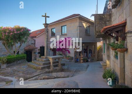 Combarro, Galicien, Spanien - Juni 2017: Blick auf einen Platz in der Altstadt. Stockfoto