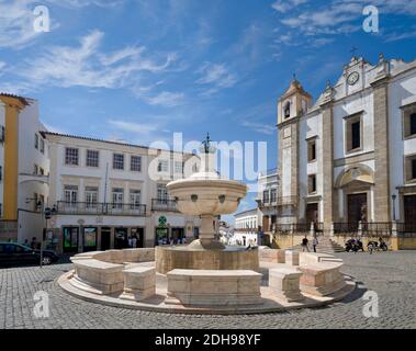 Portugal, Alentejo, Evora, Praca de Giraldo, St. Antao Kirche und fonte Henriquiana Brunnen Stockfoto