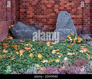 Berlin, Mitte. Evangelischer Friedhof Dorotheenstadt & Begräbnisplatz. Bertolt-Brecht Grave & Helene Weigel-Brecht Grave.Chaussee Straße,Mitte,Berlin Stockfoto