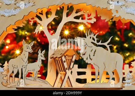Weihnachten in Deutschland. Holzkerzenbogen, genannt "Schwibbogen" aus dem Erzgebirge in Sachsen. Modernes Design mit winterlicher Waldlandschaft. Stockfoto