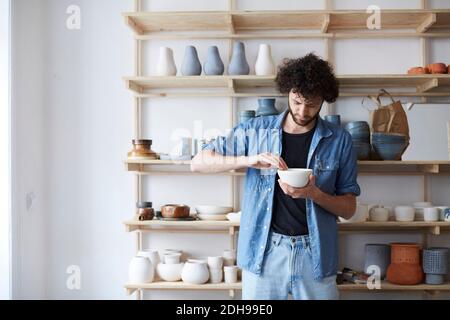 Mann, der Töpferei im Kunststudio lernt Stockfoto