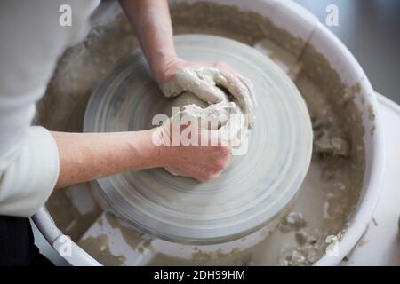 Beschnittene Hände von Frau Formen Topf in Keramik-Klasse Stockfoto