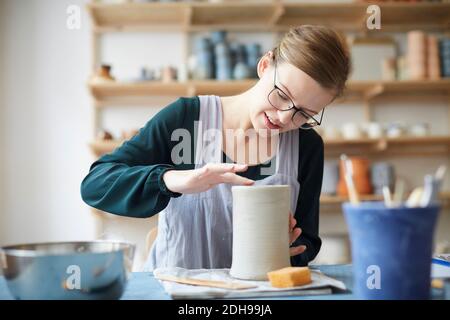 Junge Frau Formen Topf in der Kunstklasse Stockfoto