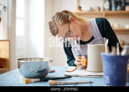 Junge Frau Formen Topf in Keramik-Klasse Stockfoto