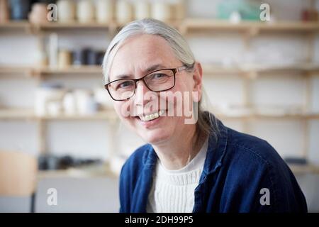 Portrait von lächelnden reife Frau in der Kunst Klasse Stockfoto
