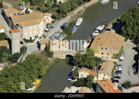 Département Aude (Südfrankreich): Luftaufnahme des Hafens von Somail und seiner alten Steinbrücke über die ÒCanal du MidiÓ, im Sommer. Dieser Weiler, r Stockfoto