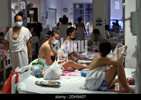 Manila, Philippinen. Dezember 2020. Mütter mit ihren Babys auf der Neugeborenenstation des Jose Fabella Krankenhauses, auch bekannt als "Babyfabrik". Dies ist eine der am meisten frequentierten Geburtenstationen der Welt und hat bereits eine noch höhere Geburtenrate aufgrund der Corona-Pandemie. Quelle: Alejandro Ernesto/DPA/Alamy Live News Stockfoto