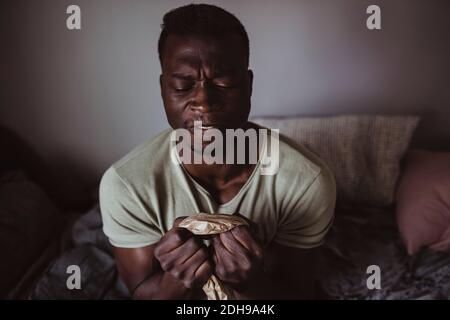 Frustrierter Mann zerreißt Papier in Aggression Stockfoto