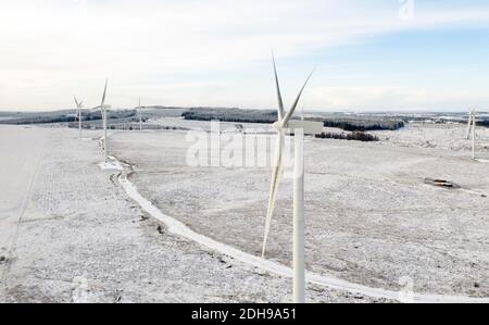 Luftaufnahme von Windkraftanlagen, West Lothian, Schottland. Stockfoto