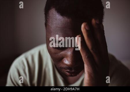 Nahaufnahme eines traurigen Mannes, der den Kopf in der Hand hält Stockfoto
